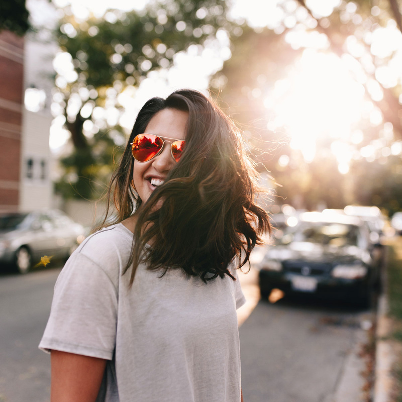 Ein dunkelhaariges Mädchen mit Sonnenbrille