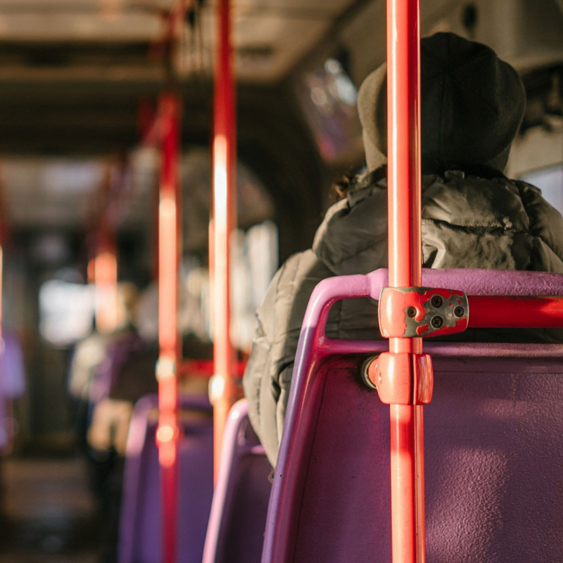 Eine Frau sitzt im Bus