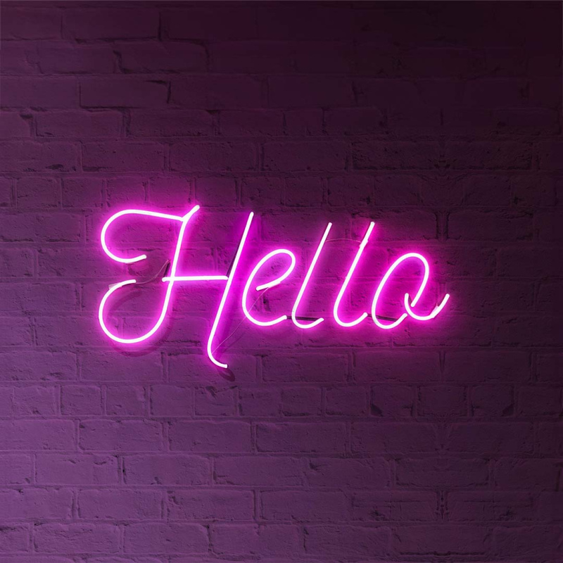 Conversational AI Symbolbild: Pinker Neonschriftzug 'Hello' vor Backsteinwand